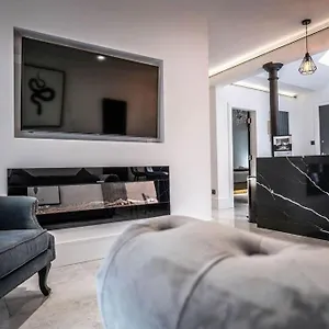 https://luxury-royal-mile-boutique-2bedroom-apartment.edinburghhotelsuk.org